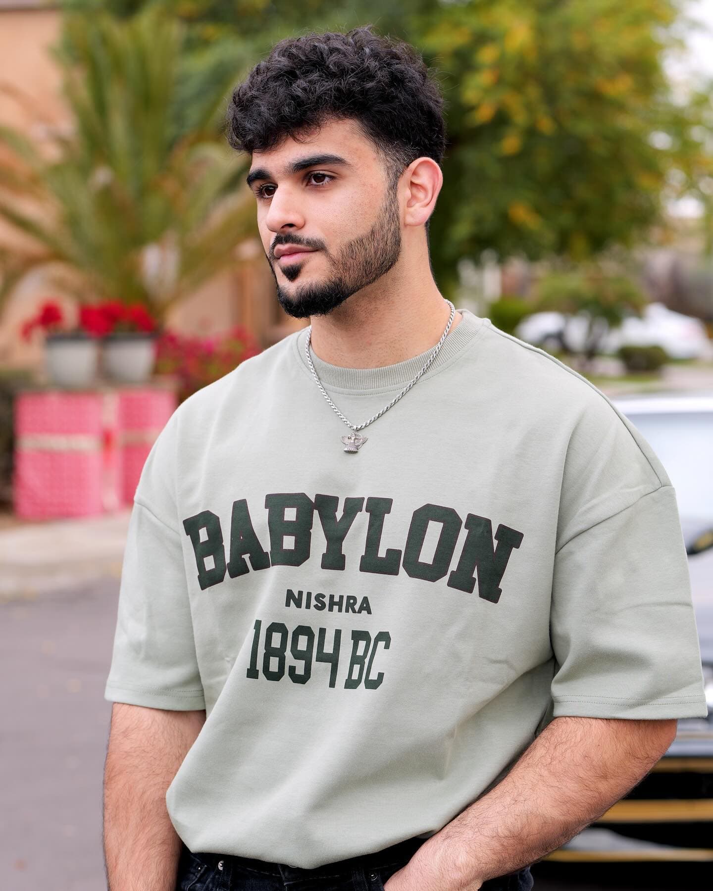 Man wearing the Ashur pendant necklace under a black t-shirt